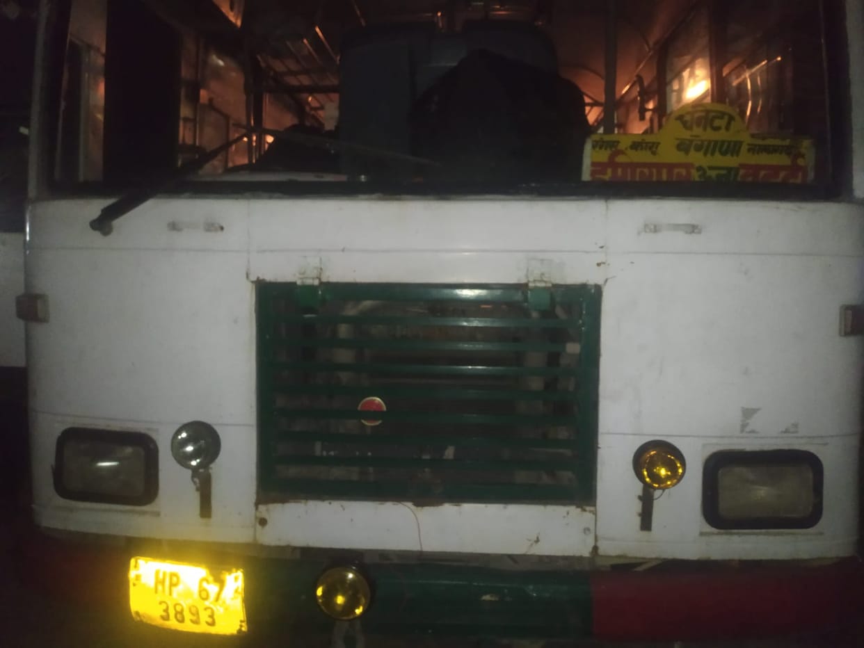 Wheels of HRTC bus going to Baddi stopped in Pansai