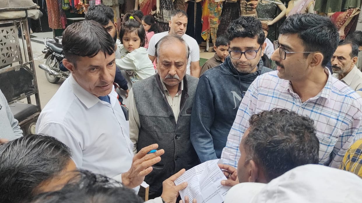 Campaign against polythene, shopkeepers protested against the city council team, accused of discrimination