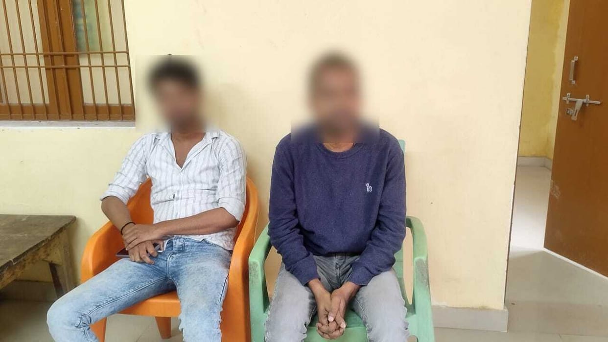 2 dalal caught in district hospital