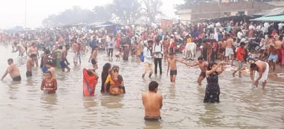 Devotees also took a dip of faith at Kachla Ganga Ghat.