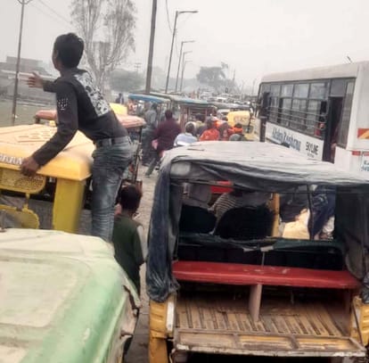 Heavy traffic jam in Kachla on Purnima, took two hours to cross the bridge