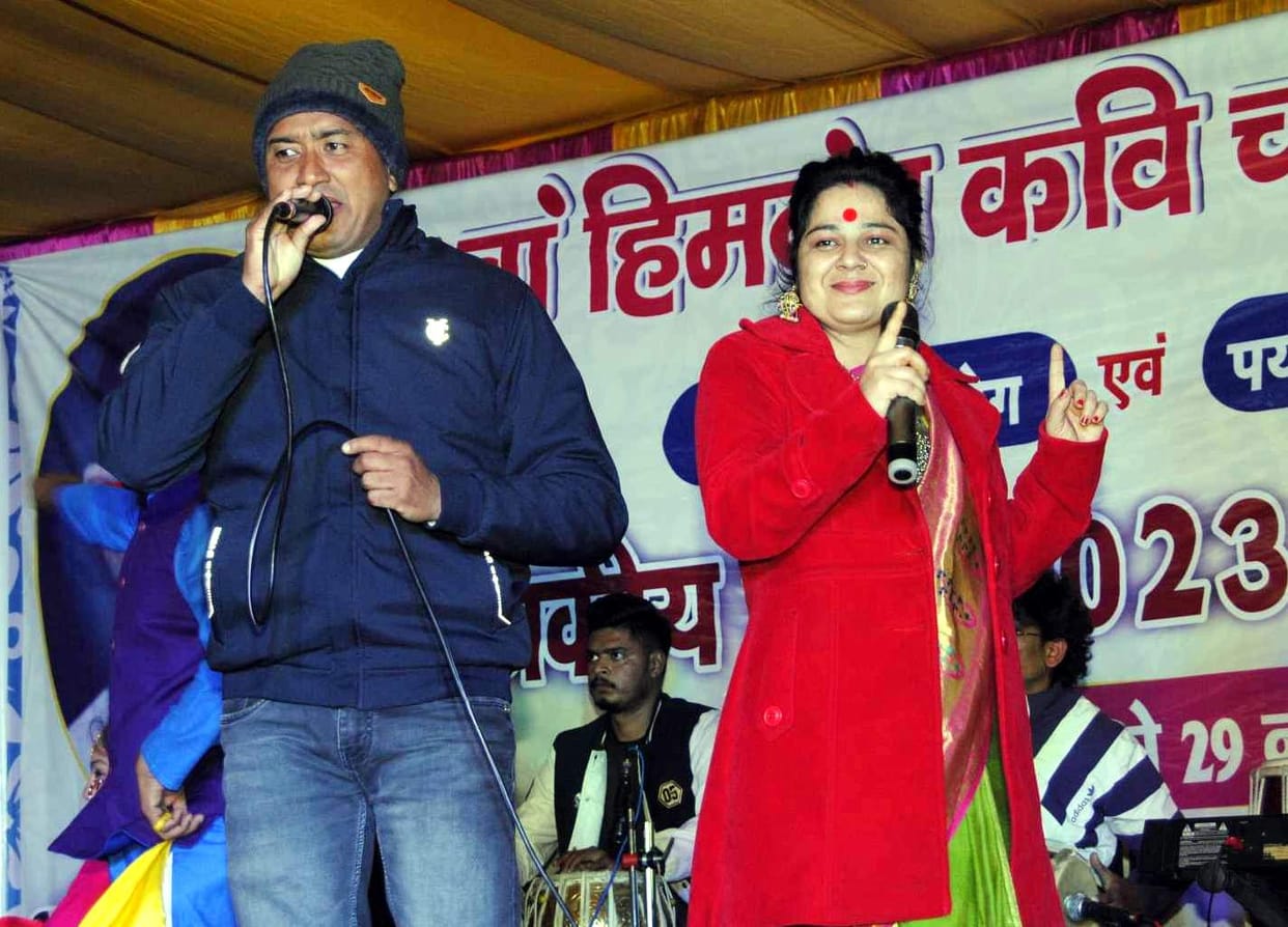 The audience danced on Bedu Pako Barmasa...