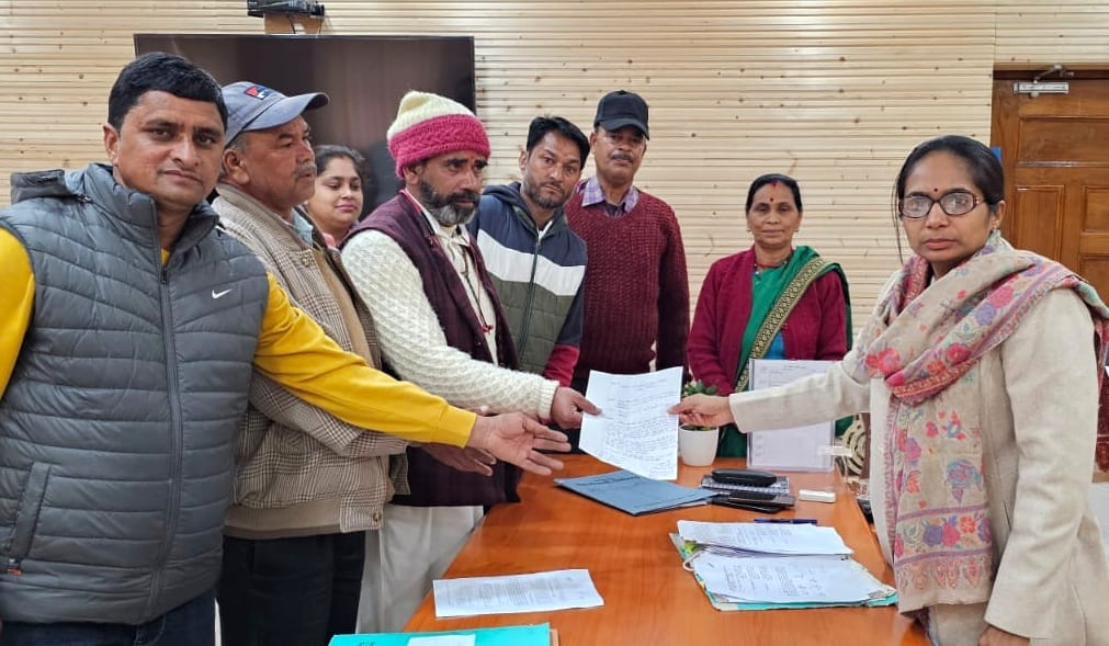 Appealed to DM to open roads closed by army