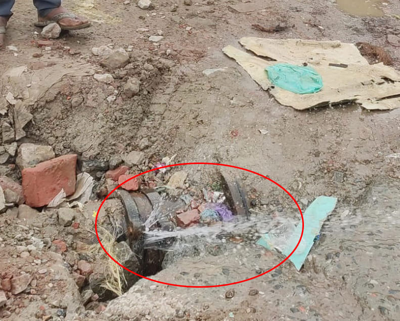 Drinking water line leaked on Agwanpur Road since last five days, people worried