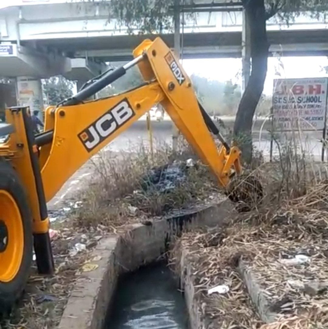 The work of cleaning the clogged drains of the city has started