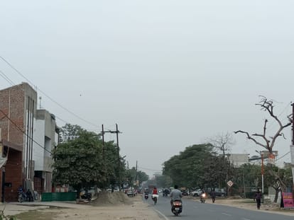 Clouds remained throughout the day, light drizzle and strong wind increased the cold