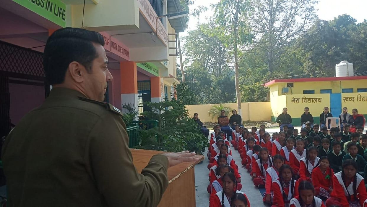 police ki pathshala organised in bahraal school