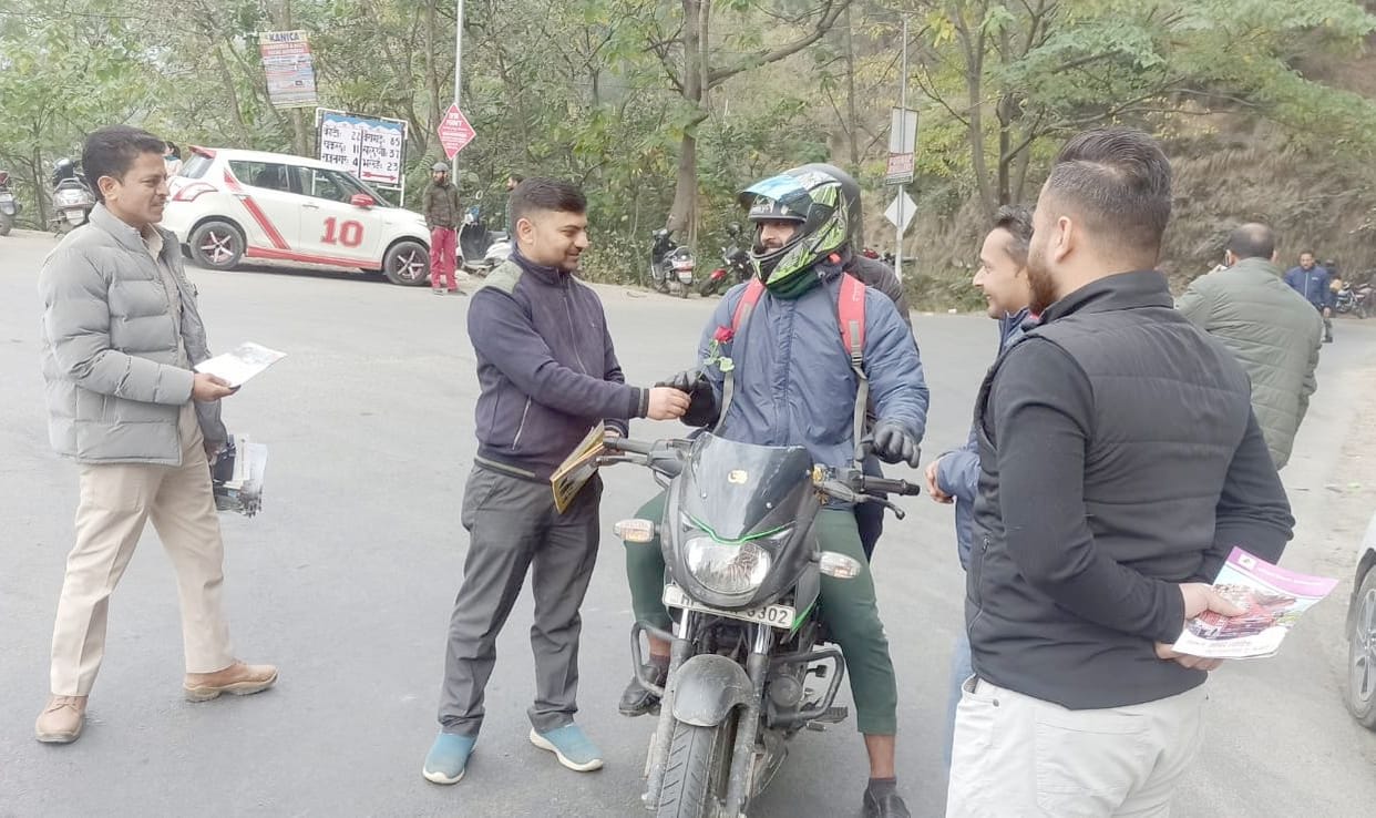 Rose flowers given to those who follow traffic rules