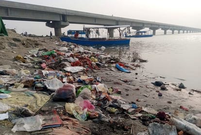 Devotees returning from the fair stuck in jam on Pantoon bridge