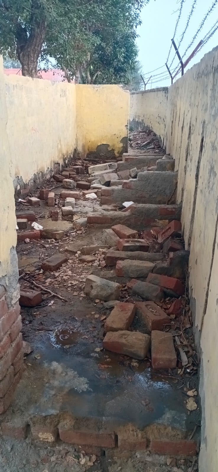 There is no toilet facility for 542 students in Kanwarpura school for two years.