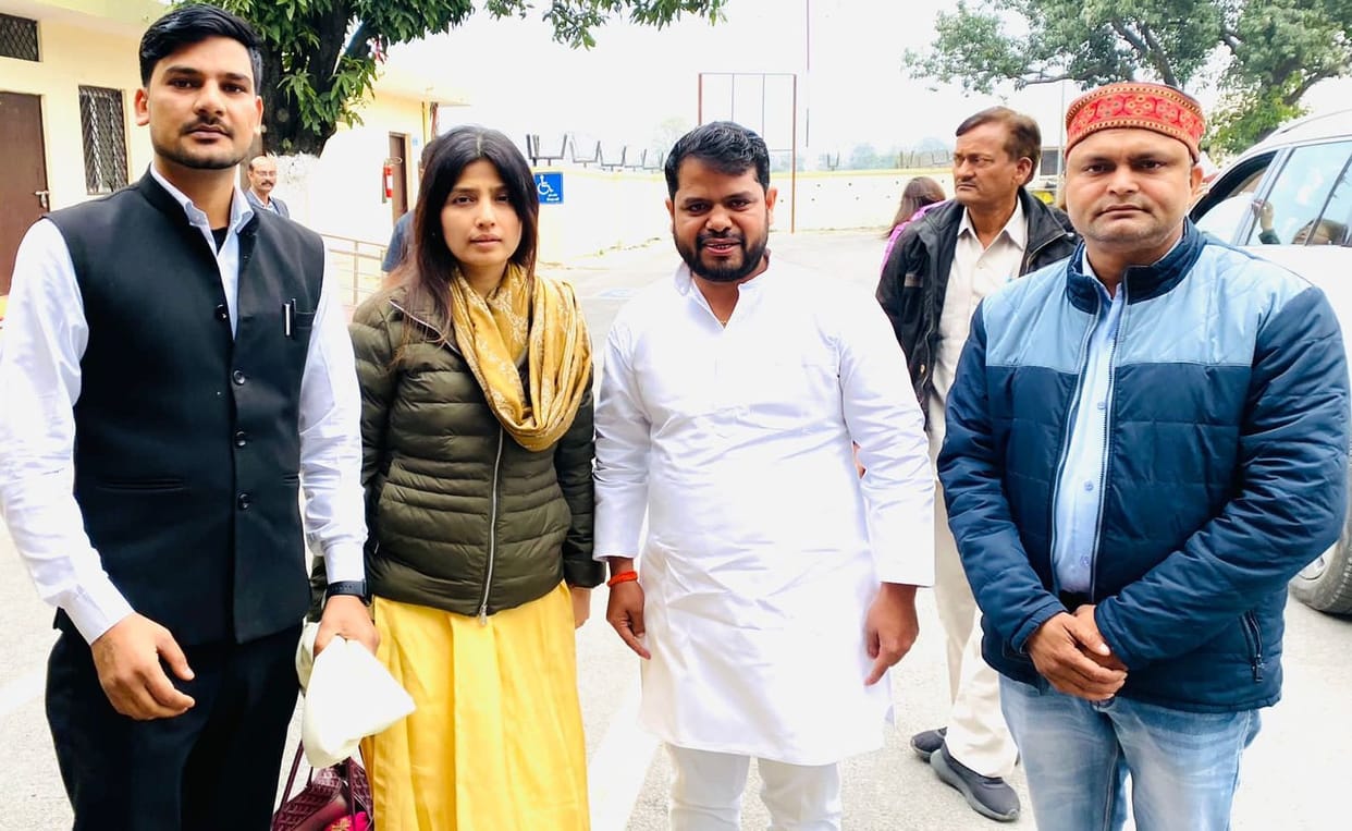 SP workers met MP Dimple Yadav at Pantnagar airport