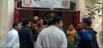 खतौली चर्च पर उपस्थित पुलिस से हिन्दू संगठन के लोग।