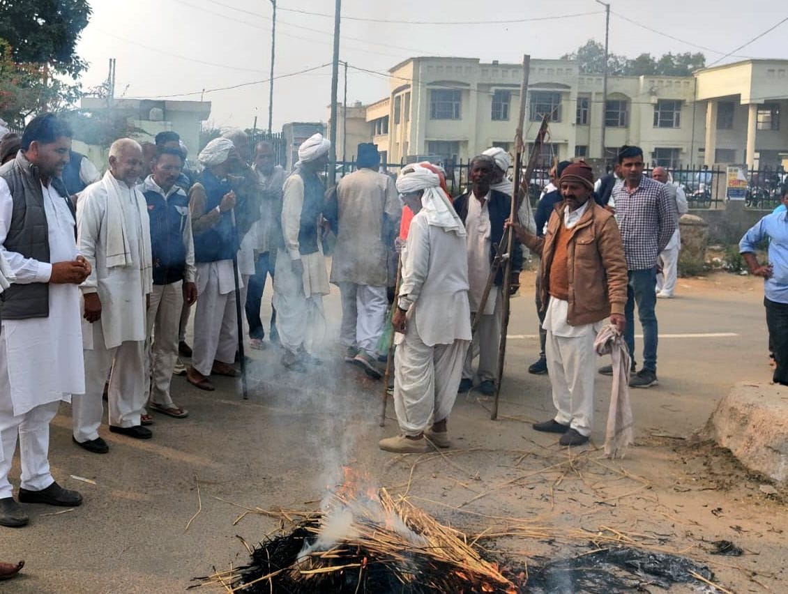 Farmers burnt the effigy of Agriculture Minister, raised slogans
