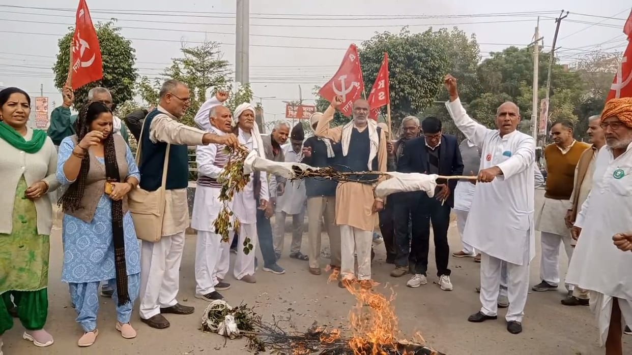 Farmers and Veteran organizations burnt the effigy of Agriculture Minister at Bhagat Singh Chowk