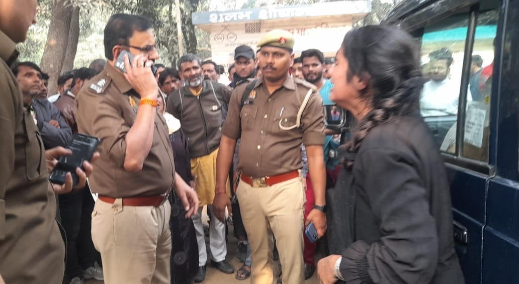 Attempt to kidnap a girl who had married for love, created a lot of commotion