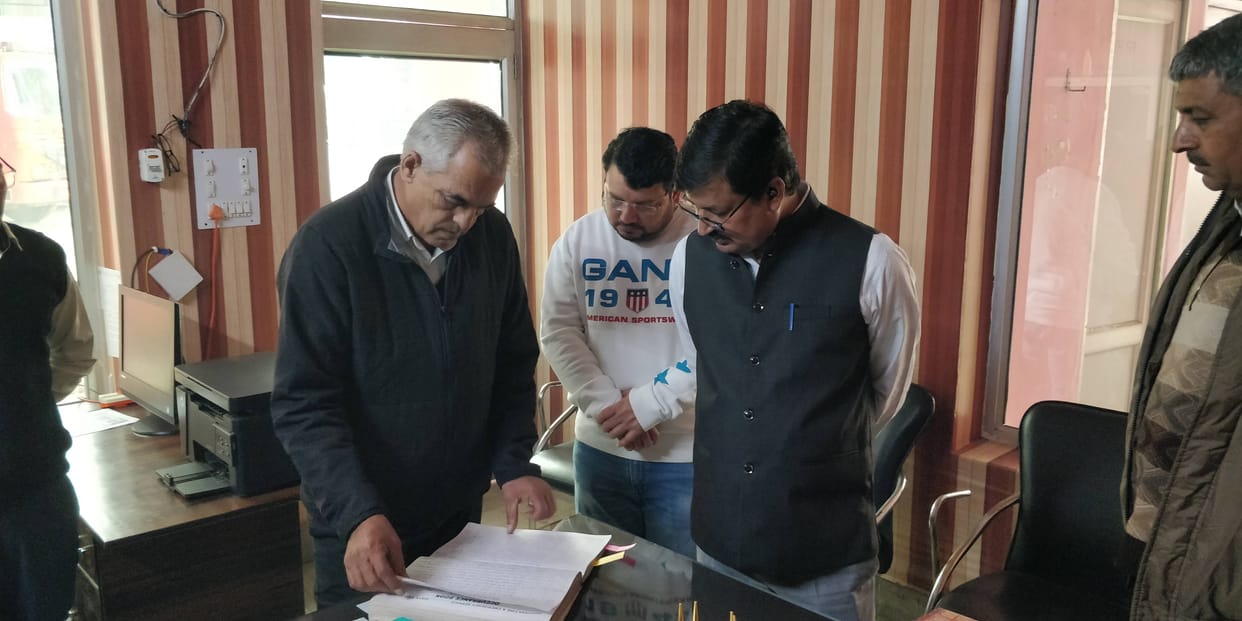 Five employees including XEN found absent, no cleanliness found in the branch, clarification sought