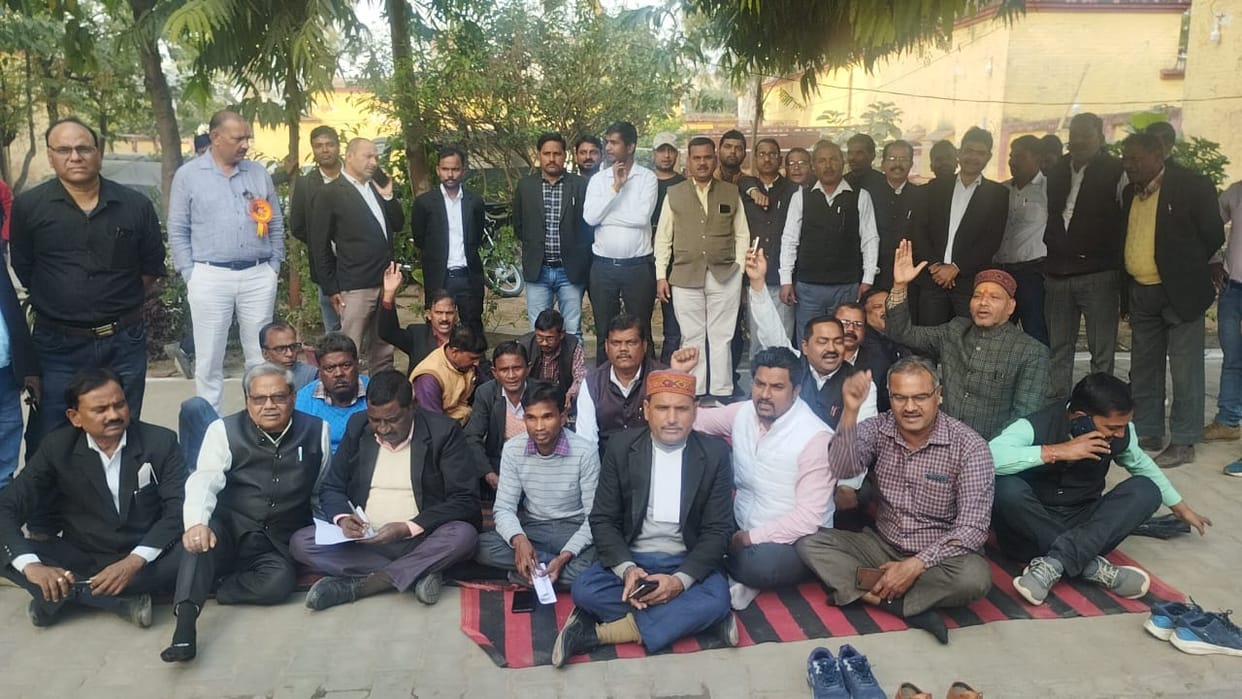 Inspector accused of scuffle, lawyers surrounded the police station