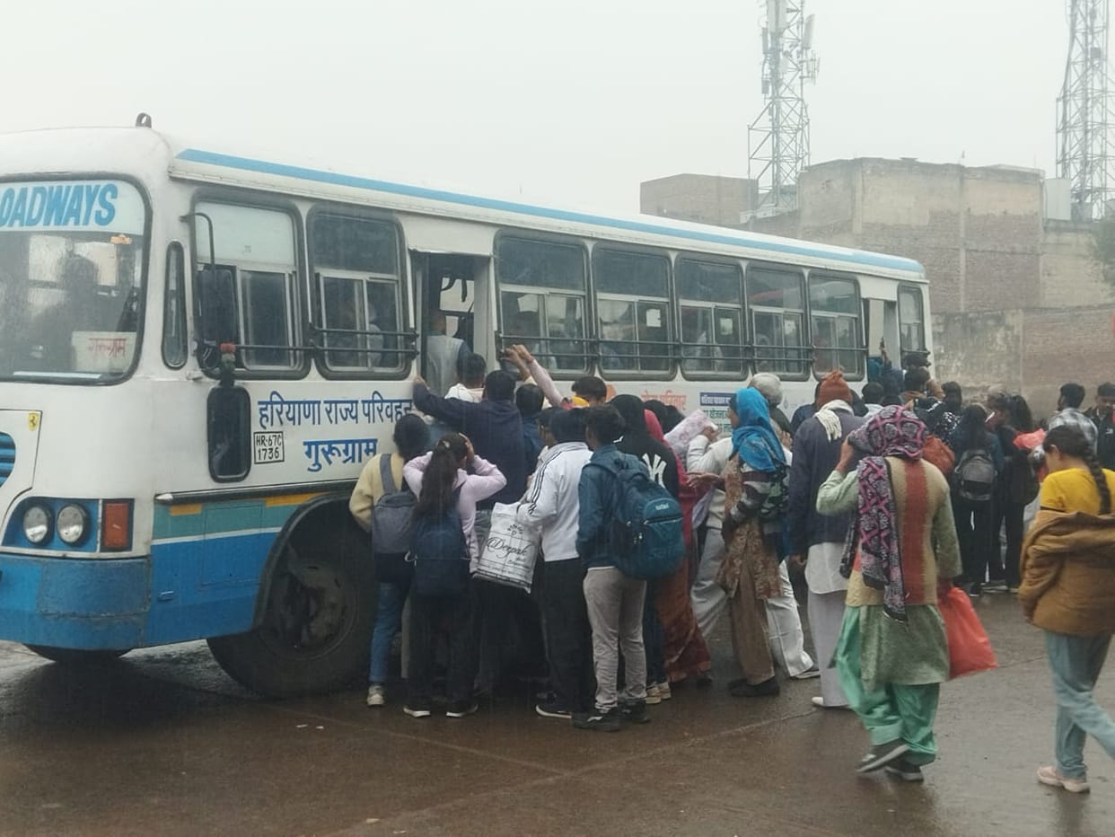 The bus stand was packed, there was no space even to put one's feet