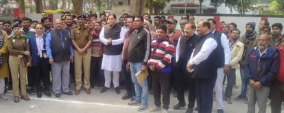 Pilibhit News: ई-रिक्शा संचालकों को एक माह और मिली संचालन की मोहलत E-rickshaw operators got one more month to operate