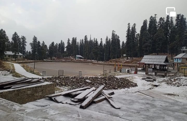 Snowfall in Shikari Devi, Kamrunag and Chhota Bhangal, grounds drenched, cold outbreak increased