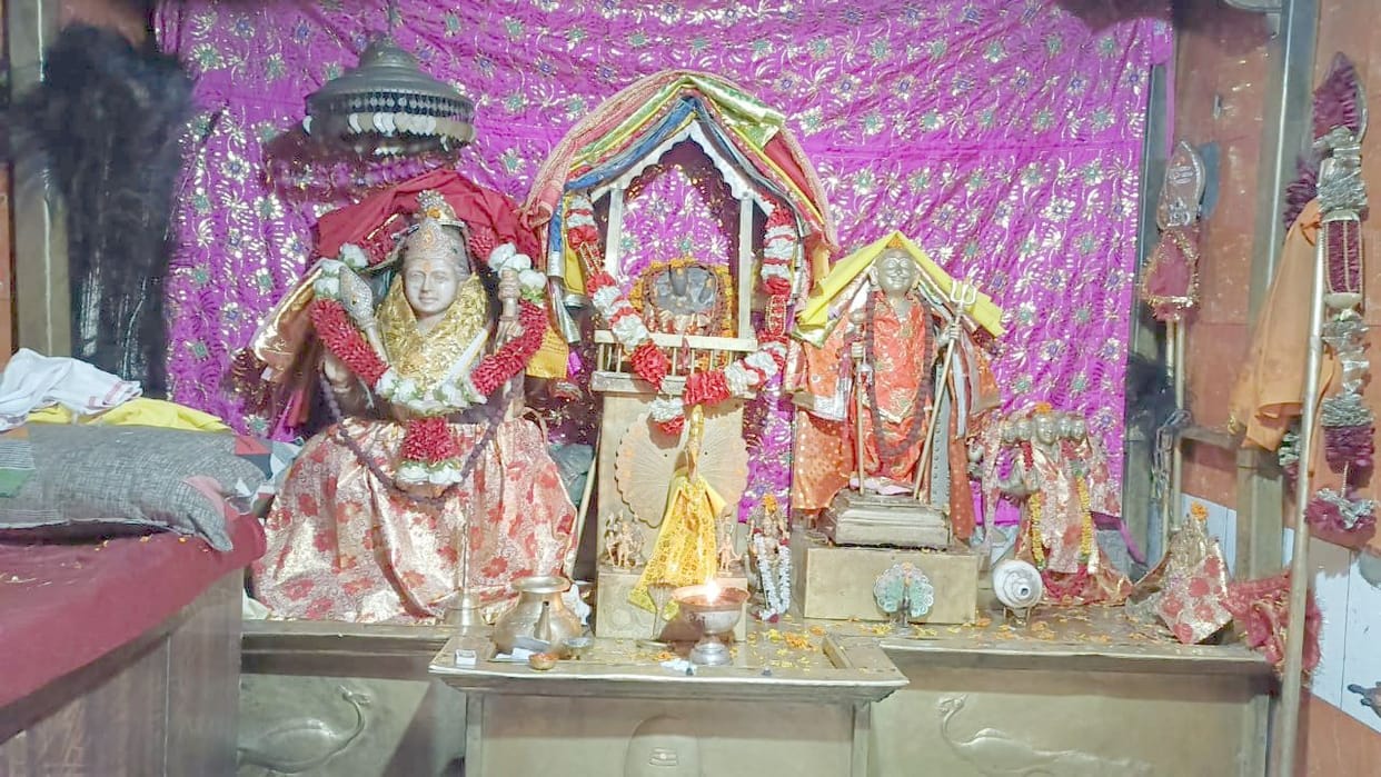 Devotees reached to see Lord Karthik Swami amid snowfall