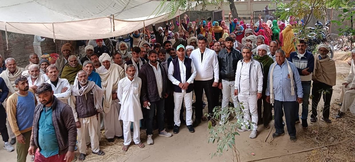 Villagers who came out to show black flags to BJP state president stopped