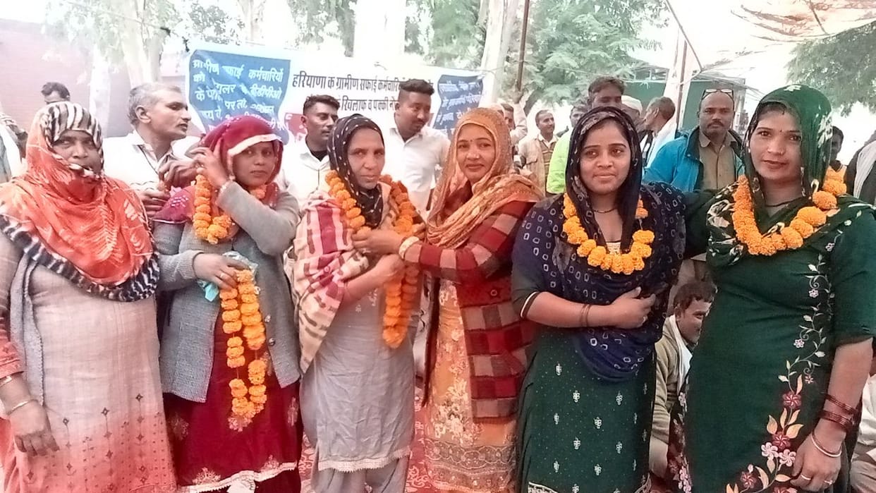 The strike of rural sanitation workers, which has been going on for 52 days, has been postponed.