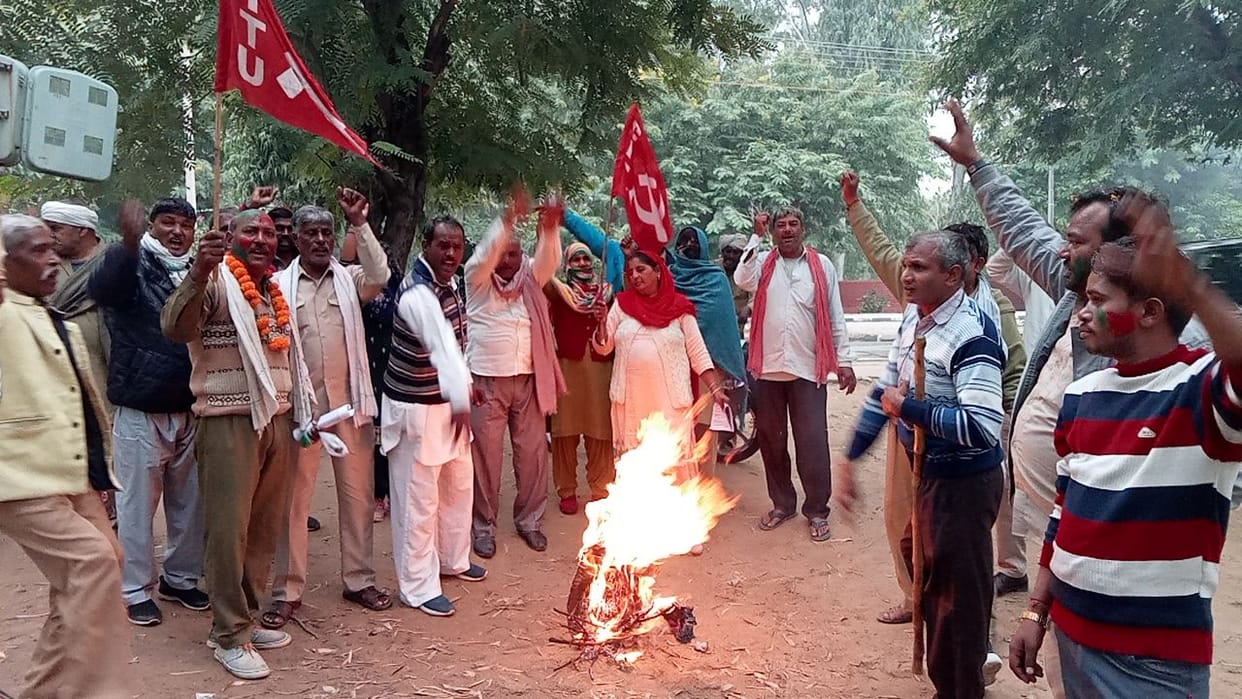 Farmer Labor Organization burnt the effigy of Agriculture Minister