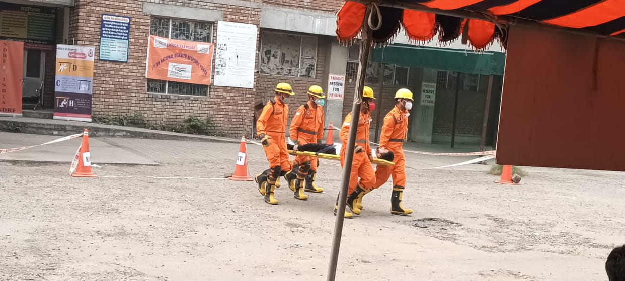 People trapped in building due to earthquake, rescued by cutting doors