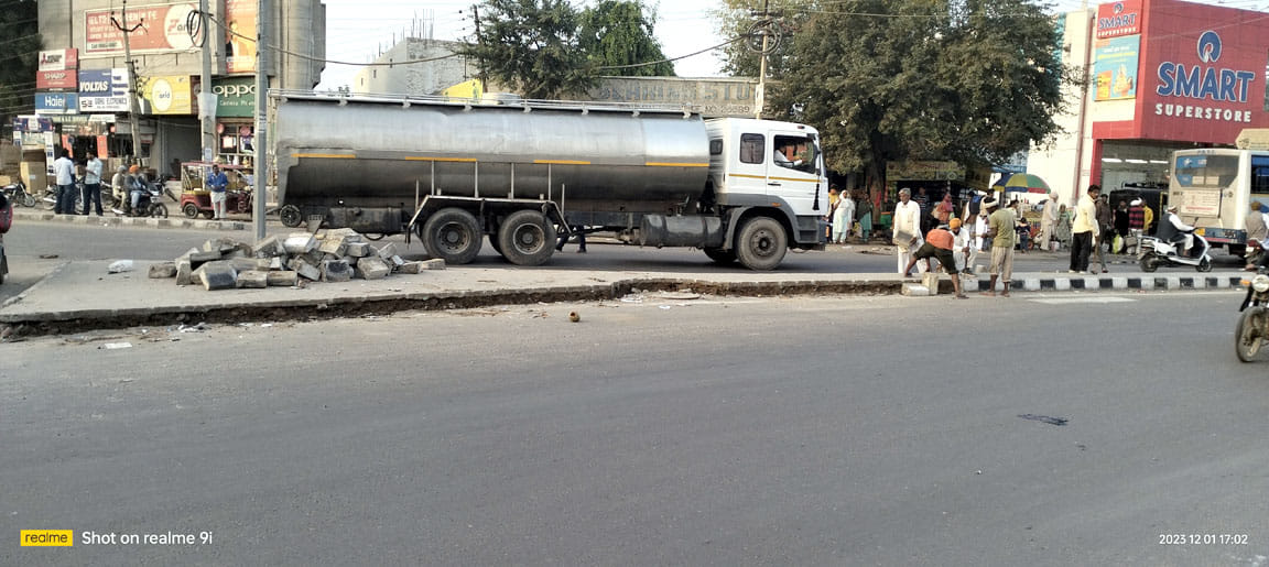 Efforts started to move the trolley with 416 tires from Silver Jubilee Chowk to Bathinda Road.