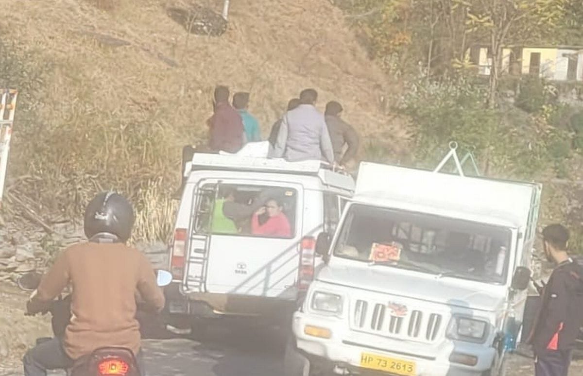 Lives at stake, 22 passengers being transported in a taxi with a capacity of 10.