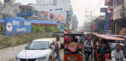 Parking empty, vehicles parked on the road, people struggling with traffic jam