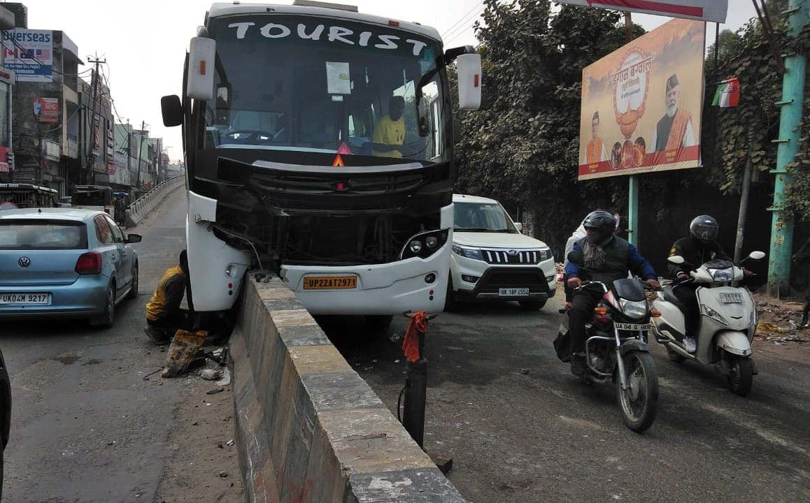Bus going from Delhi to Jim Corbett collides with divider, 40 tourists saved