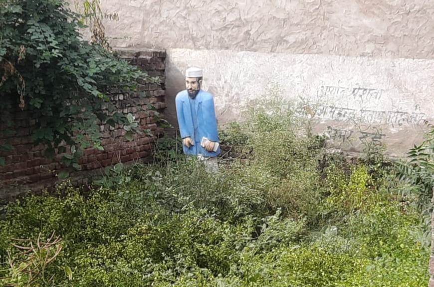 statue of Raja Mahendra Pratap is standing in the bushes