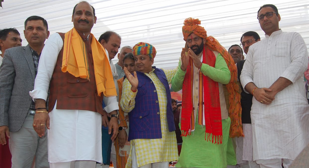 Congress entangled the country in problems, Modi solved the problems.
