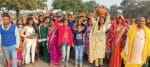 बरवाराजा एवं चौक में निकली कलश यात्रा में शामिल श्रद्धालु।