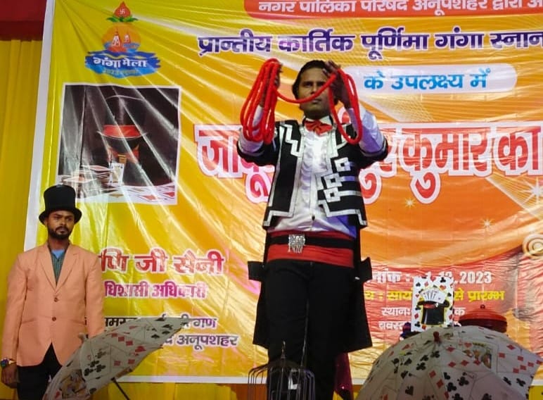 The audience applauded after seeing the magician's tricks