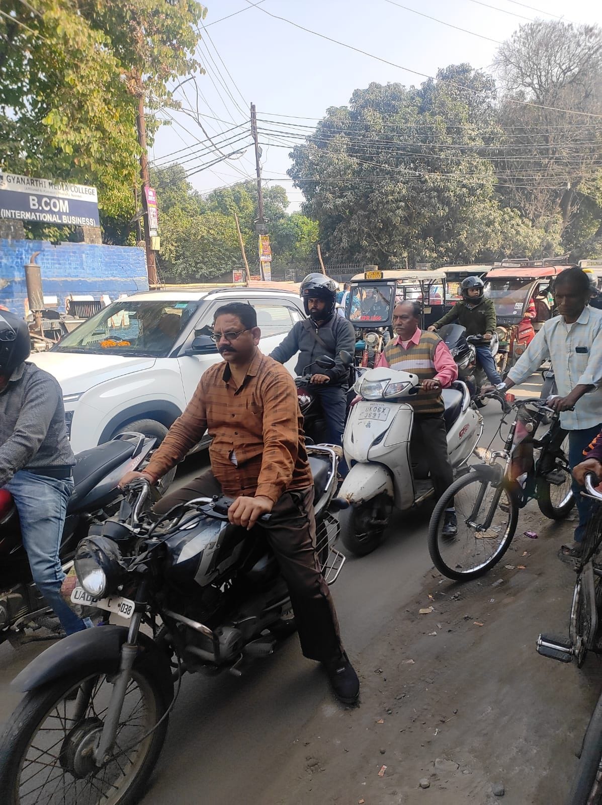 Be it morning or evening, jam is common on Kundeshwari Road.