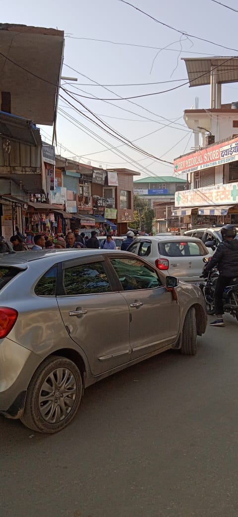 There was a jam on the road due to the work of undergrounding the drains.