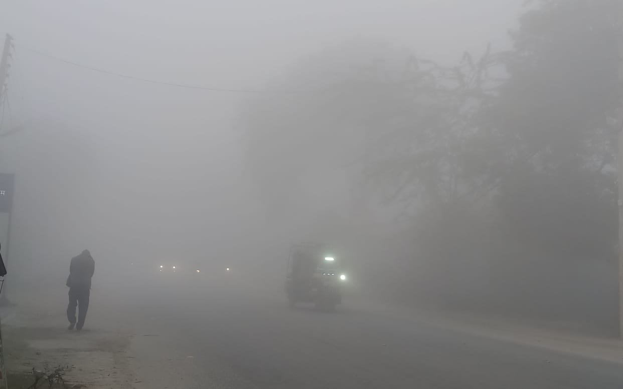 Normal life affected due to dense fog, vehicles crawled on the roads