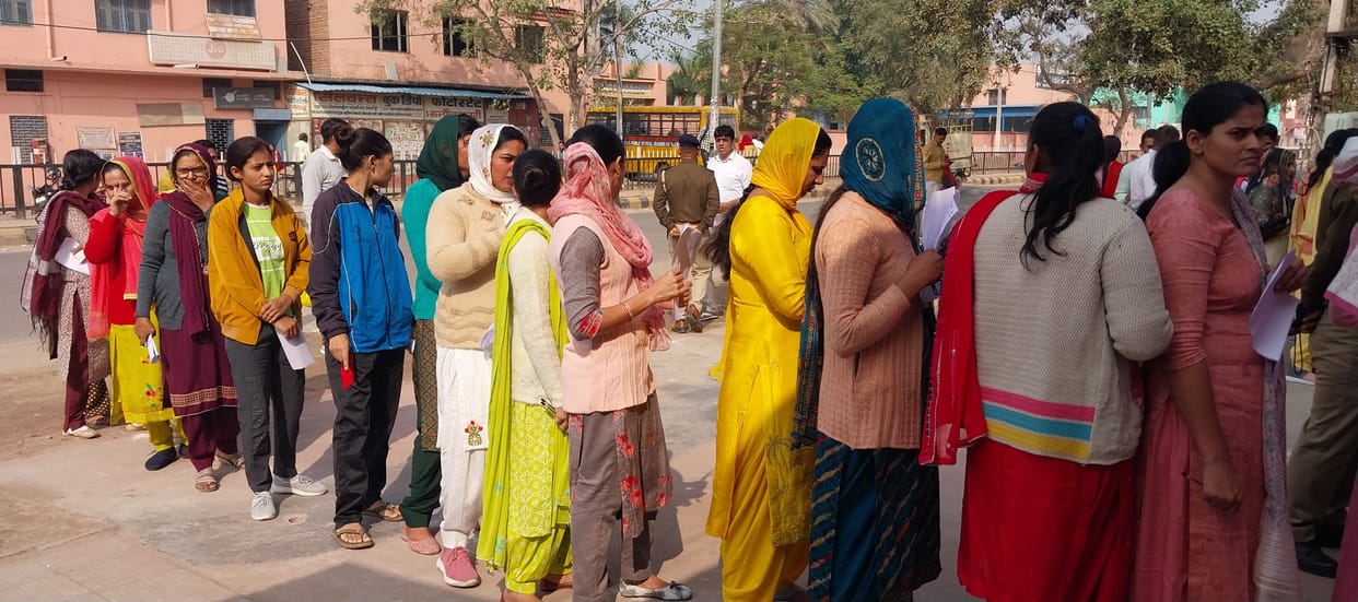 Strict police guard on HTET, 24 police personnel were deployed at one center and vehicles were parked 200 meters away.