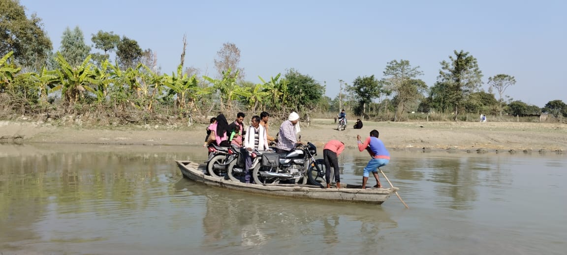 Water flow was strong, pontoon bridge could not be built at Pachpedi Ghat.