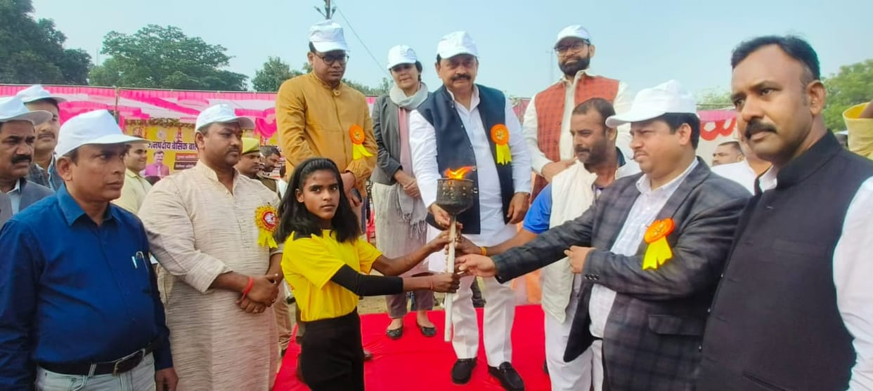 Ankit of Dudhi won gold in 600 and 400 meter race.