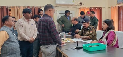Divisional Commissioner suddenly arrived on Samadhan Diwas, also heard complaints
