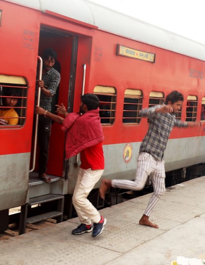 Varanasi-Bareilly did not come, passengers face trouble
