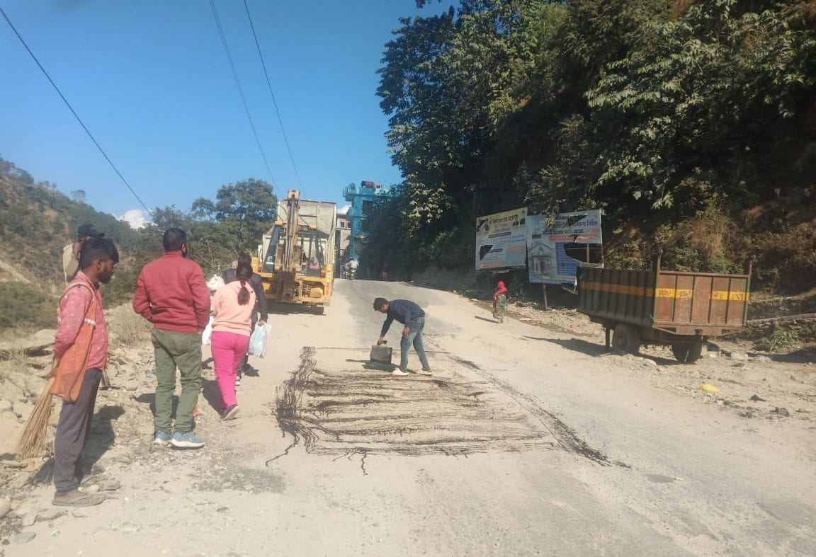 The work of laying ballast started after removing the soil filled in the pits.