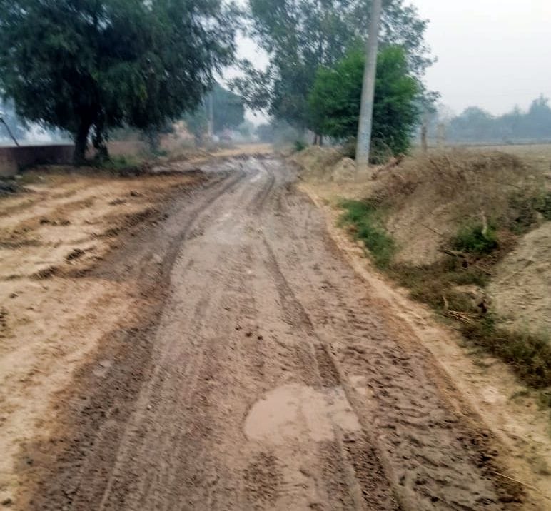The road from Kakarod to Makhand is in bad condition.