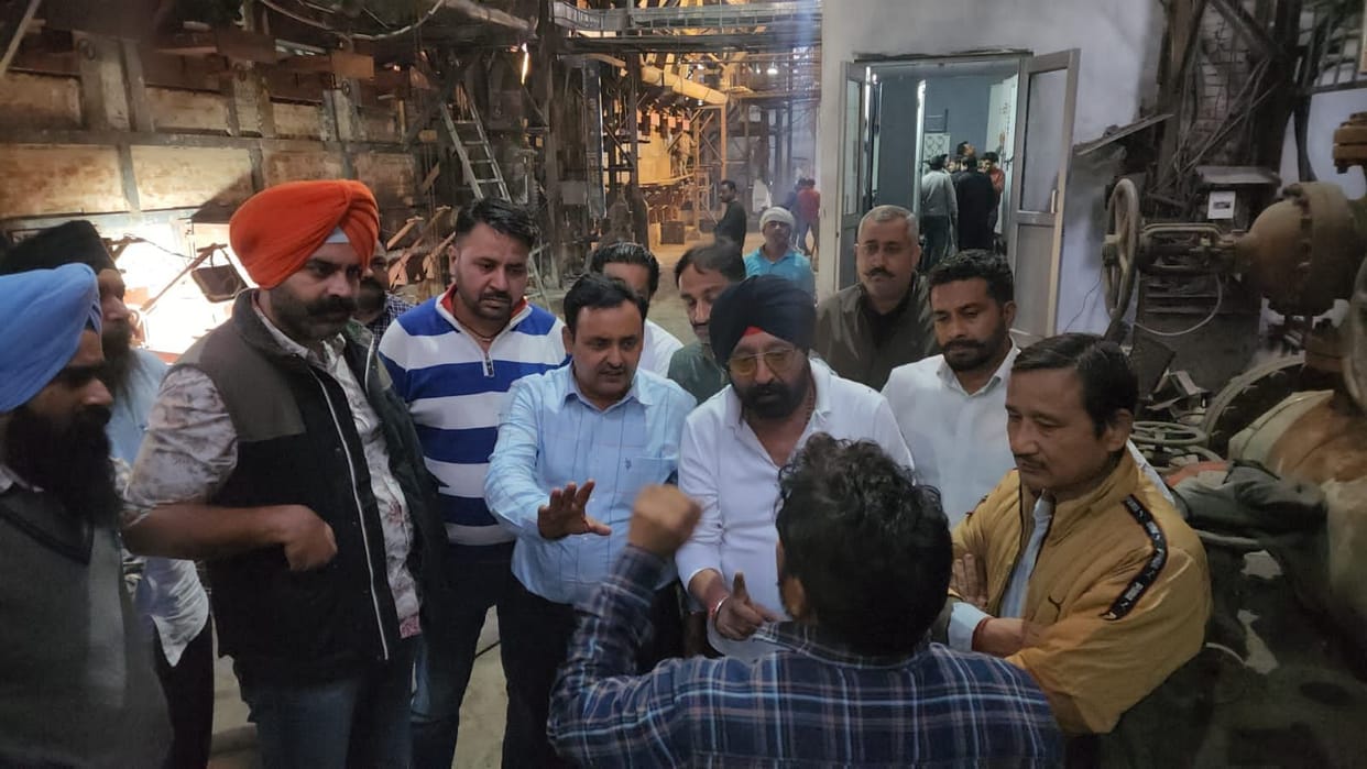 Farmers angry over non-starting of sugar mill surrounded the general manager