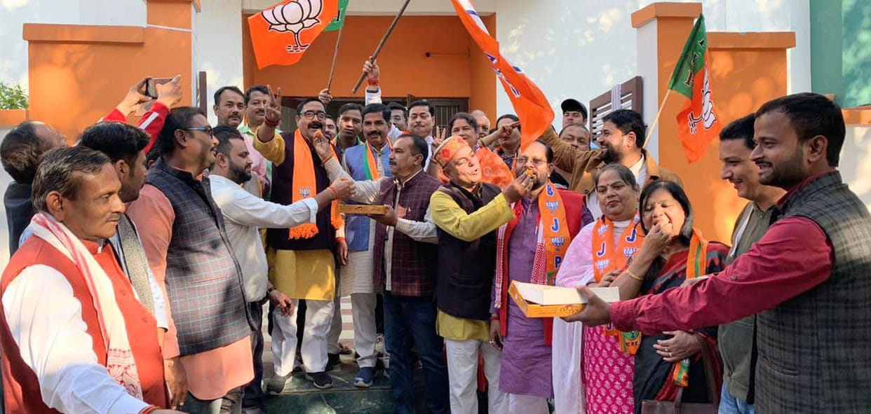 BJP members happy on victory, congratulated by feeding them sweets