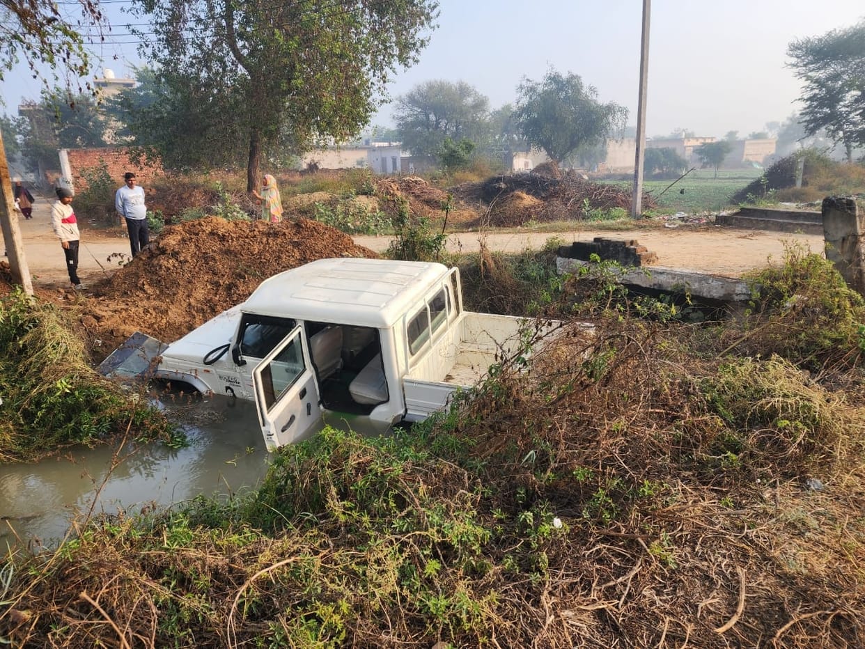 Pickup fell into the canal due to lack of safety wall of the bridge
